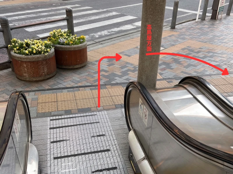 エスカレーターを降りて右折する交差点付近