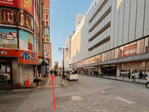 高島屋を右手に直進する歩道