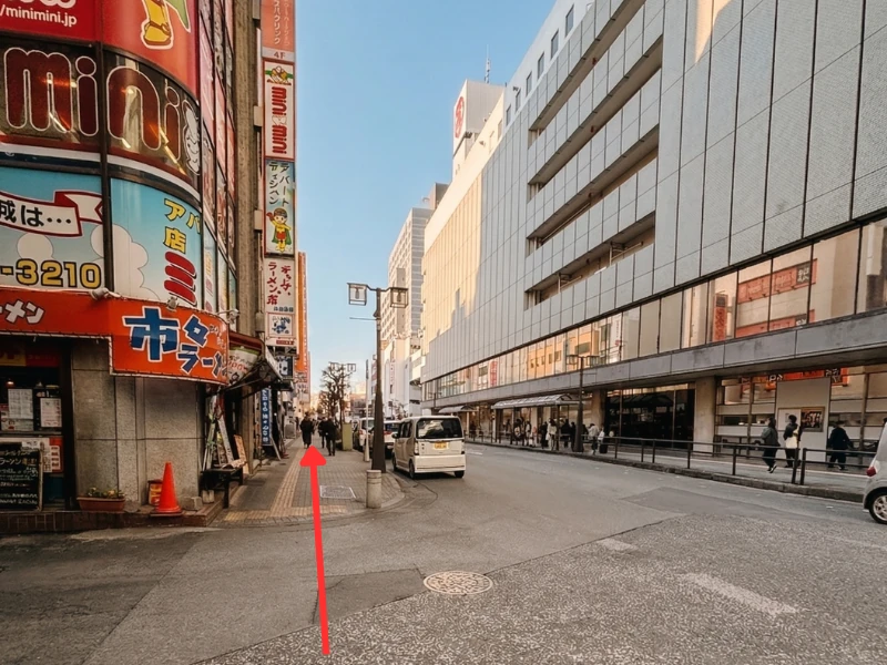 高島屋を右手に直進する歩道