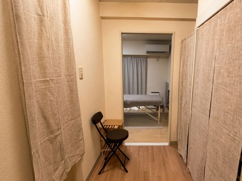 整体院ひざこぞう 清潔で明るい院内入口・受付スペース