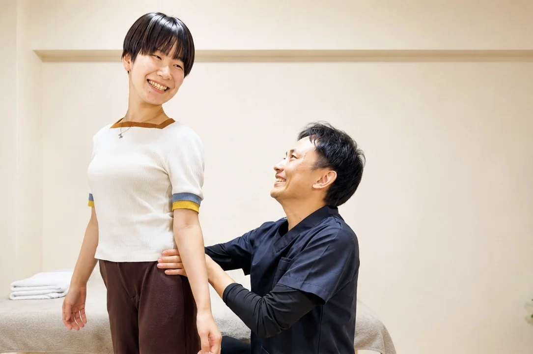 立った姿勢と身体のバランスを確認している様子