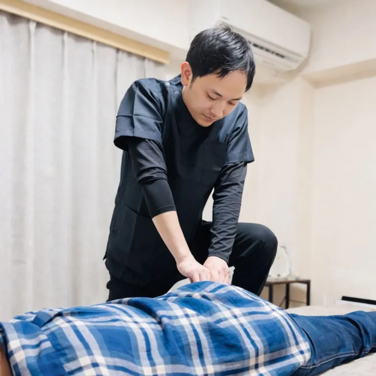 整体院ひざこぞう お尻まわりのソフトな施術の様子