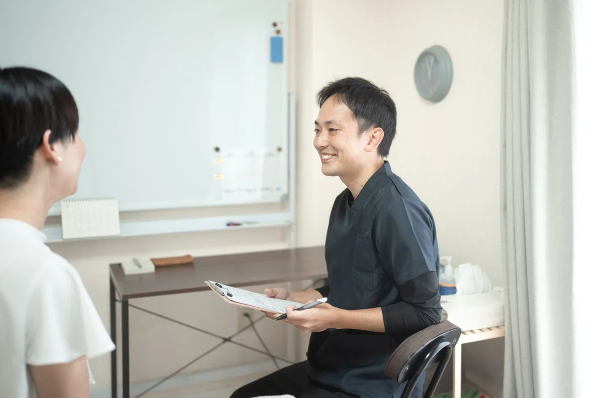 川上院長が患者の話を聞く施術室の様子