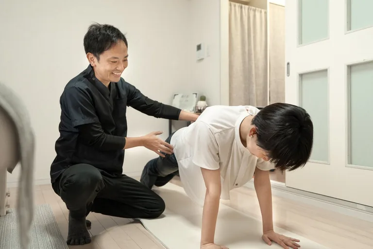 自宅でできるセルフケアを説明する様子