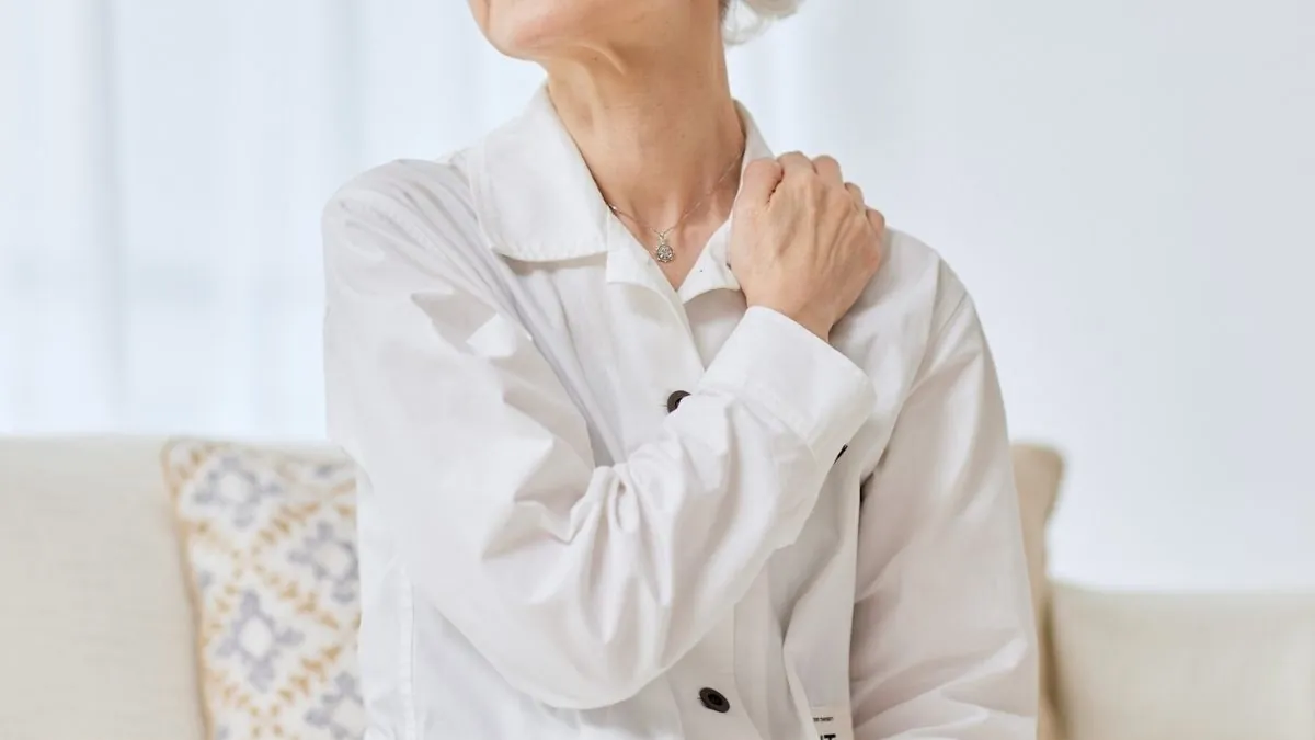 肩こりが続く原因は姿勢だけ？呼吸と肩甲骨から見直すセルフケア