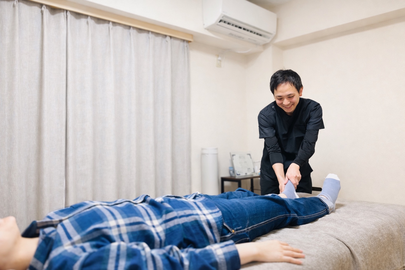 整体院ひざこぞう 代表 川上卓哉が施術をしている写真