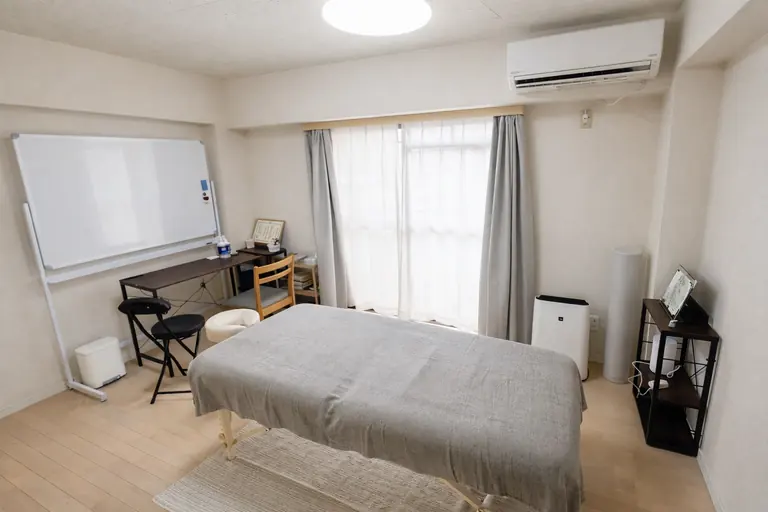 整体院ひざこぞう 明るい施術室とベッドの全景