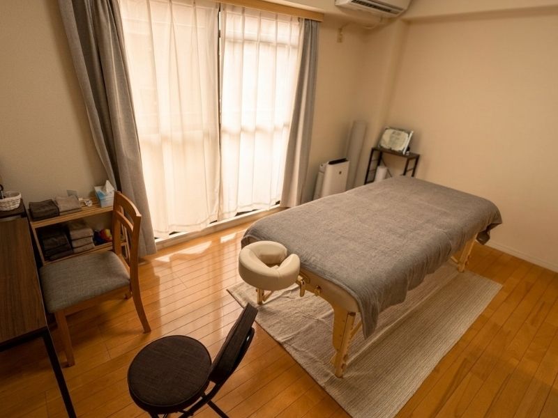 整体院ひざこぞう 清潔に整頓された施術ベッド・施術スペース