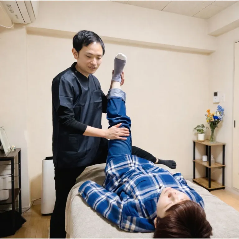 整体院ひざこぞう 膝や股関節の動きを確認する施術風景