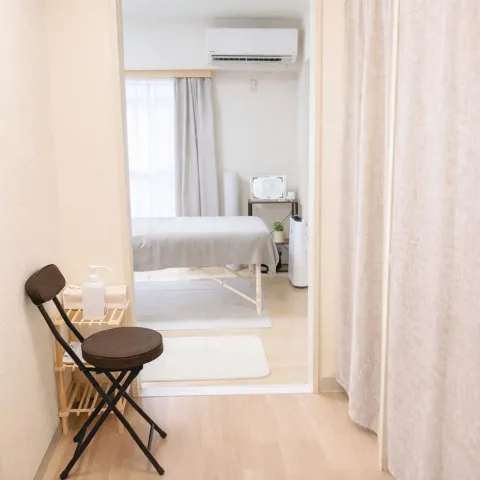 整体院ひざこぞう 待合スペースから見た院内の様子